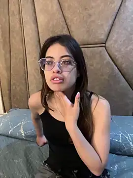 Isabela Colins online show from 12, 9, 2025