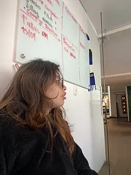 Isabela Colins online show from 17, 9, 2025