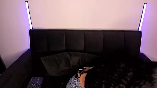 Alynn Bri  online show from 10, 2, 2026