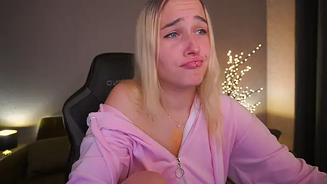 LilElfie online show from 17, 10, 2025