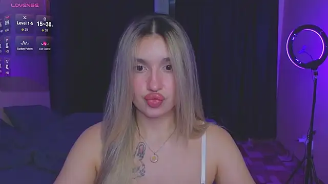 Snapshot of RoxyChill chatting on 12, 9, 2025 RoxyChill online show from 12, 9, 2025
