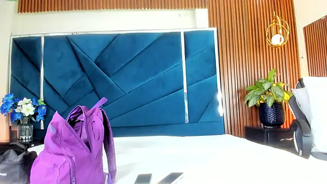 Dulce Pettit online show from 24, 9, 2025