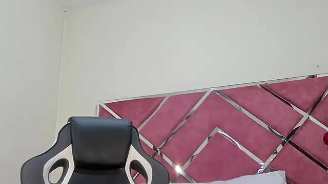 Dulce Pettit online show from 15, 10, 2025