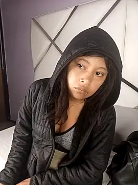 Dulce Pettit online show from 3, 12, 2025