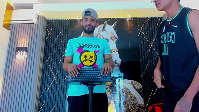 Dominic Max  online show from 8, 11, 2025