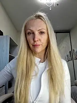 Snapshot of Monna chatting on 25, 10, 2025 Monna online show from 25, 10, 2025