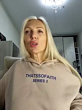 Snapshot of Monna chatting on 1, 11, 2025 Monna online show from 1, 11, 2025