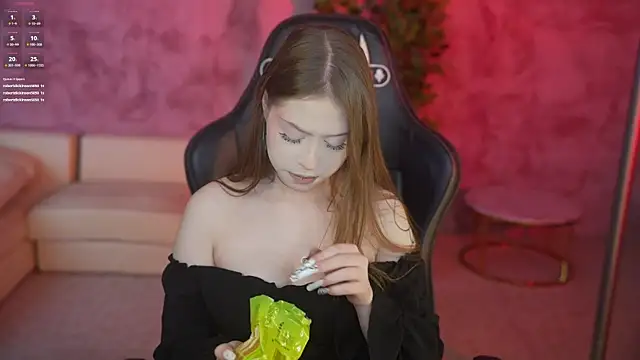 Snapshot of Esmie_Smile chatting on 17, 6, 2026 Esmie Smile online show from 17, 6, 2026