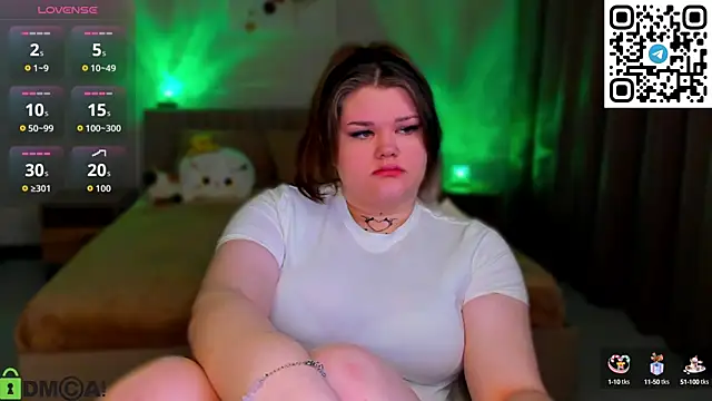 Snapshot of elle_one chatting on 8, 10, 2025 elle one online show from 8, 10, 2025