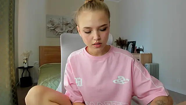 Snapshot of flooora_0 chatting on 8, 6, 2026 flooora 0 online show from 8, 6, 2026