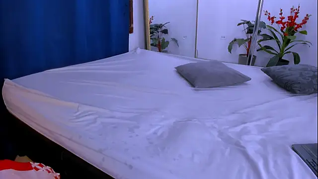 nahomy ryans online show from 15, 12, 2025