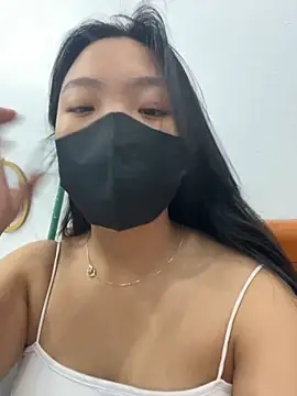 Snapshot of Thuylinh05 chatting on 4, 10, 2025 Thuylinh05 online show from 4, 10, 2025
