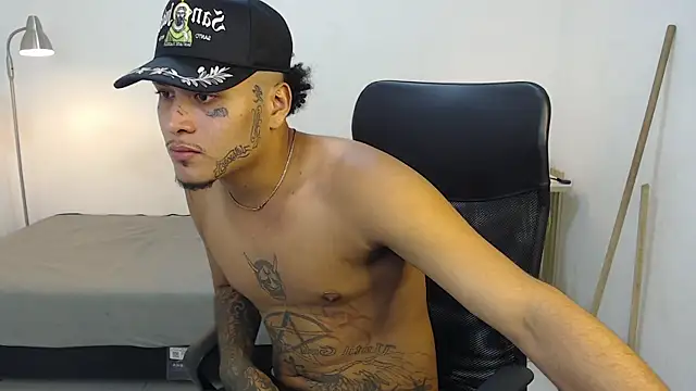 Snapshot of crow_black00 chatting on 18, 9, 2025 crow black00 online show from 18, 9, 2025