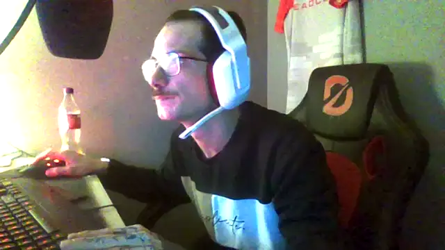 Snapshot of Dikklauss chatting on 13, 10, 2025 Dikklauss online show from 13, 10, 2025