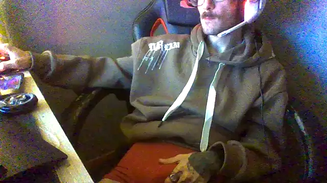 Snapshot of Dikklauss chatting on 19, 10, 2025 Dikklauss online show from 19, 10, 2025