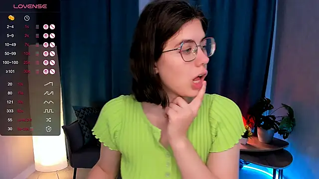 Snapshot of BellaCaress chatting on 3, 10, 2025 BellaCaress online show from 3, 10, 2025