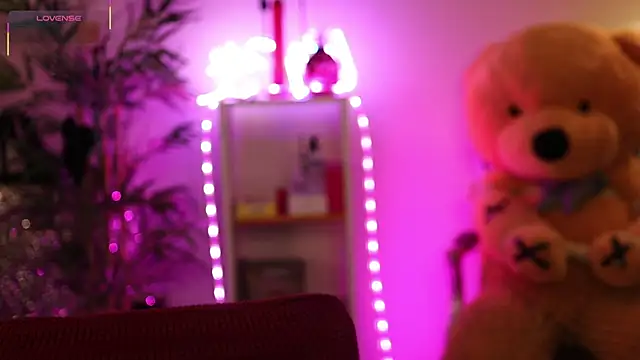 NovaHollisx online show from 5, 4, 2026