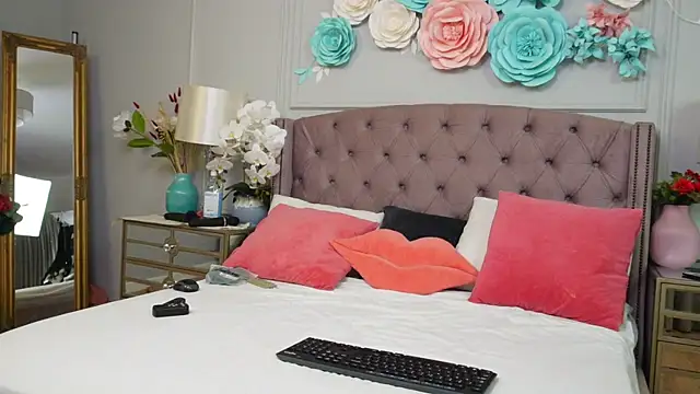 JenniferLovve online show from 9, 11, 2025