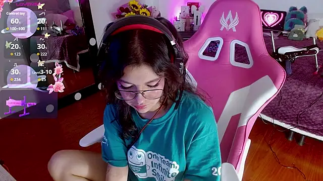 larah uwu online show from 27, 9, 2025