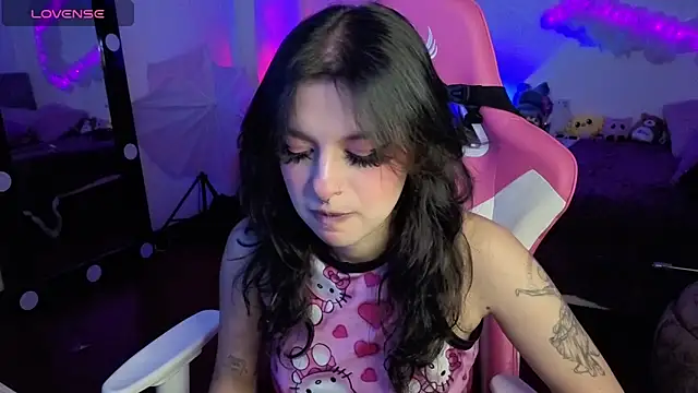 larah uwu online show from 22, 11, 2025