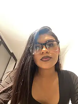 Snapshot of AlaiaMoretti chatting on 9, 11, 2025 AlaiaMoretti online show from 9, 11, 2025