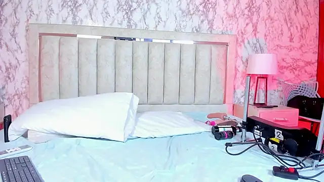 Snapshot of AlaiaMoretti chatting on 25, 11, 2025 AlaiaMoretti online show from 25, 11, 2025