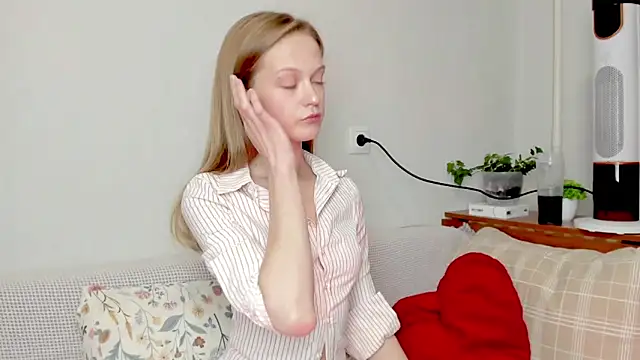 Snapshot of Kara_smalltits chatting on 13, 5, 2026 Kara smalltits online show from 13, 5, 2026