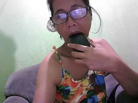 HotLadyPinay32 online show from 4, 4, 2026