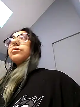 Snapshot of Lovelyrainn chatting on 10, 9, 2025 Lovelyrainn online show from 10, 9, 2025