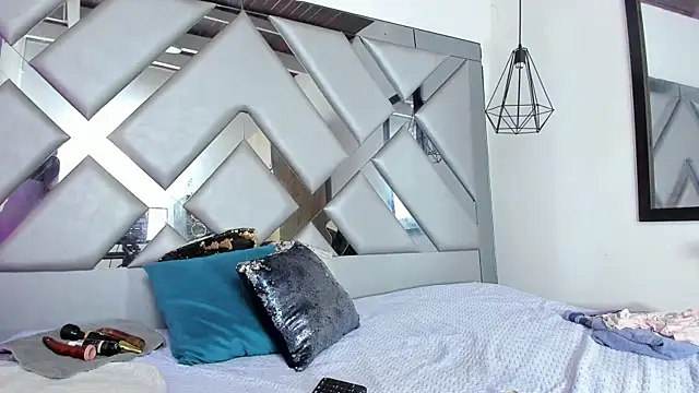 Lorenn Hill online show from 25, 11, 2025