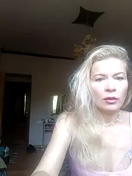 Julia Giulia online show from 3, 10, 2025