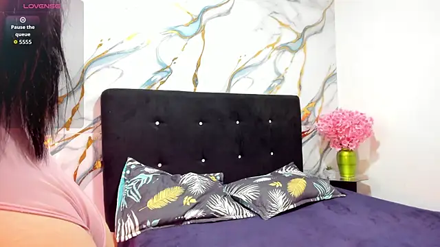 Snapshot of RoxanaBorns_ chatting on 6, 7, 2026 RoxanaBorns online show from 6, 7, 2026