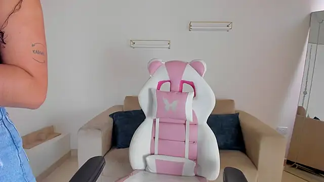 april smiith online show from 19, 9, 2025