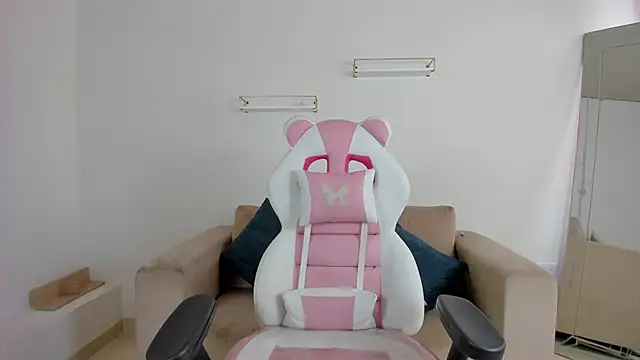 april smiith online show from 18, 11, 2025