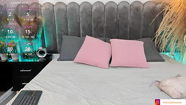 Viollet xoxo online show from 12, 10, 2025