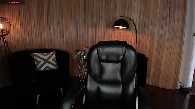 Snapshot of MiaLaurence chatting on 5, 6, 2026 MiaLaurence online show from 5, 6, 2026