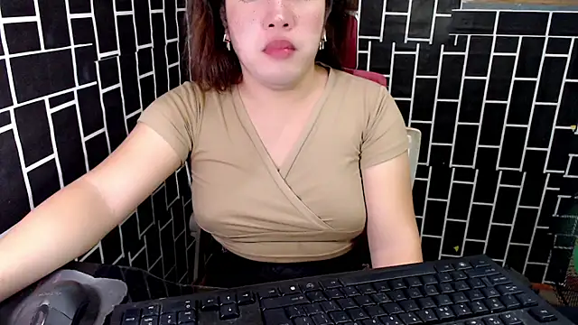 Snapshot of xUrDreamSlutWhore chatting on 9, 9, 2025 xUrDreamSlutWhore online show from 9, 9, 2025