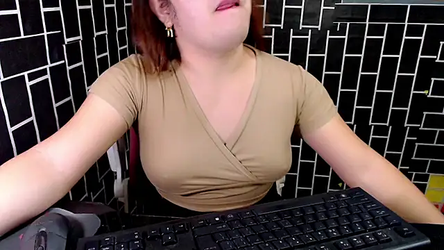 Snapshot of xUrDreamSlutWhore chatting on 12, 9, 2025 xUrDreamSlutWhore online show from 12, 9, 2025