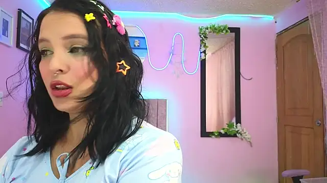 Snapshot of MiSofialeal chatting on 17, 10, 2025 MiSofialeal online show from 17, 10, 2025