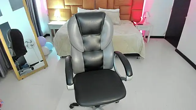 Snapshot of Catti_Brie chatting on 25, 4, 2026 Catti Brie online show from 25, 4, 2026
