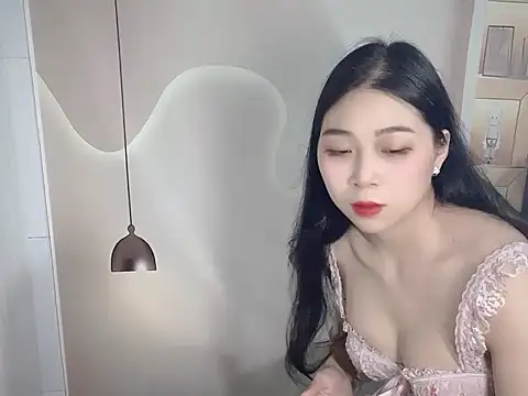 Strawberry18x online show from 3, 10, 2025