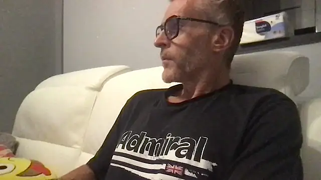 Snapshot of Axl_hot chatting on 11, 9, 2025 Axl hot online show from 11, 9, 2025