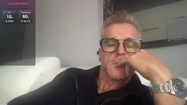 Snapshot of Axl_hot chatting on 27, 9, 2025 Axl hot online show from 27, 9, 2025