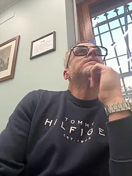 Axl hot online show from 20, 3, 2026