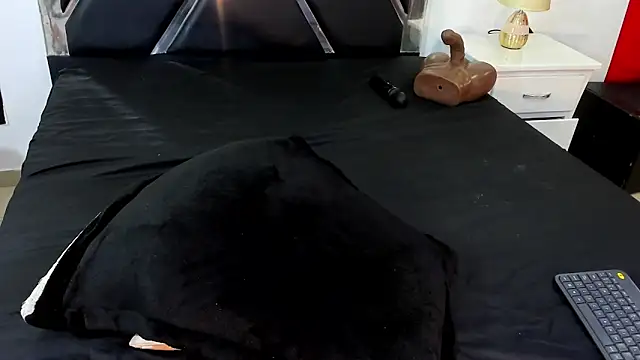 Michelle Lewis  online show from 23, 10, 2025