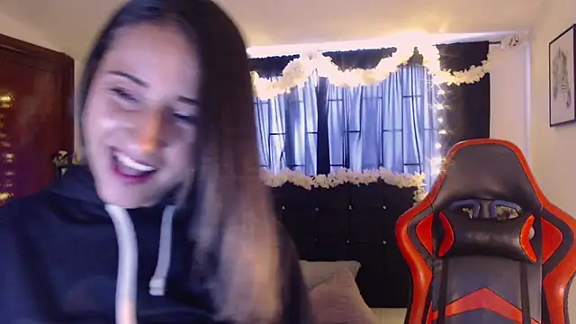 Snapshot of Sofia-mel chatting on 4, 10, 2025 Sofia-mel online show from 4, 10, 2025