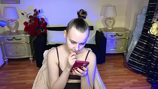 Snapshot of Kelly_Cartier chatting on 4, 10, 2025 Kelly Cartier online show from 4, 10, 2025