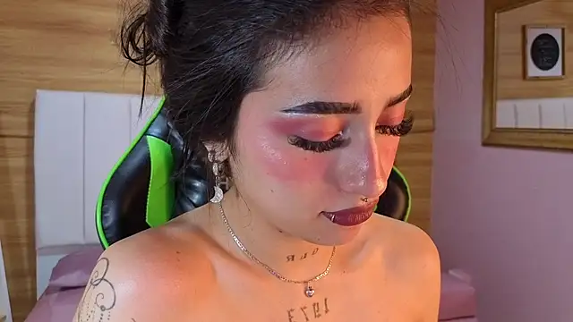 Abril Velvet a  online show from 23, 11, 2025