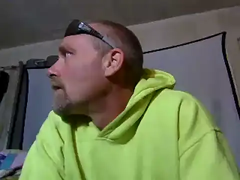 Snapshot of Eat_it_from_the_back chatting on 2, 10, 2025 Eat it from the back online show from 2, 10, 2025