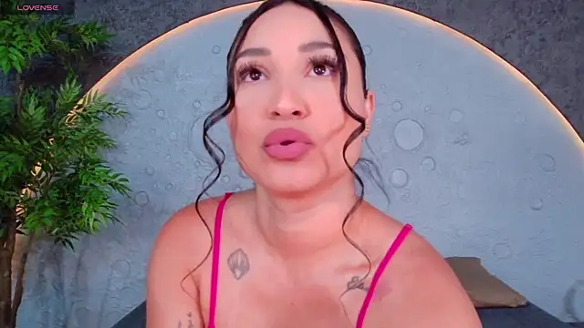 ReinaChloe online show from 19, 5, 2026